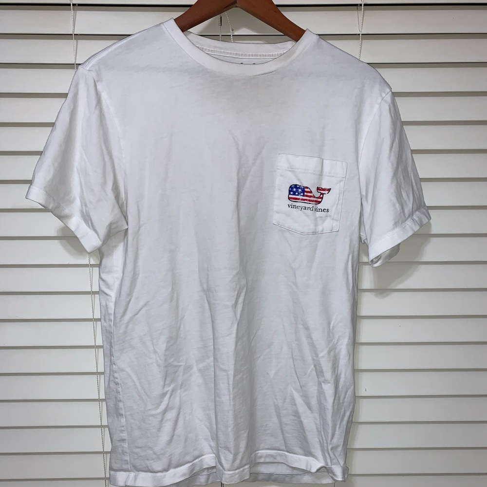 White vineyard vines t shirt